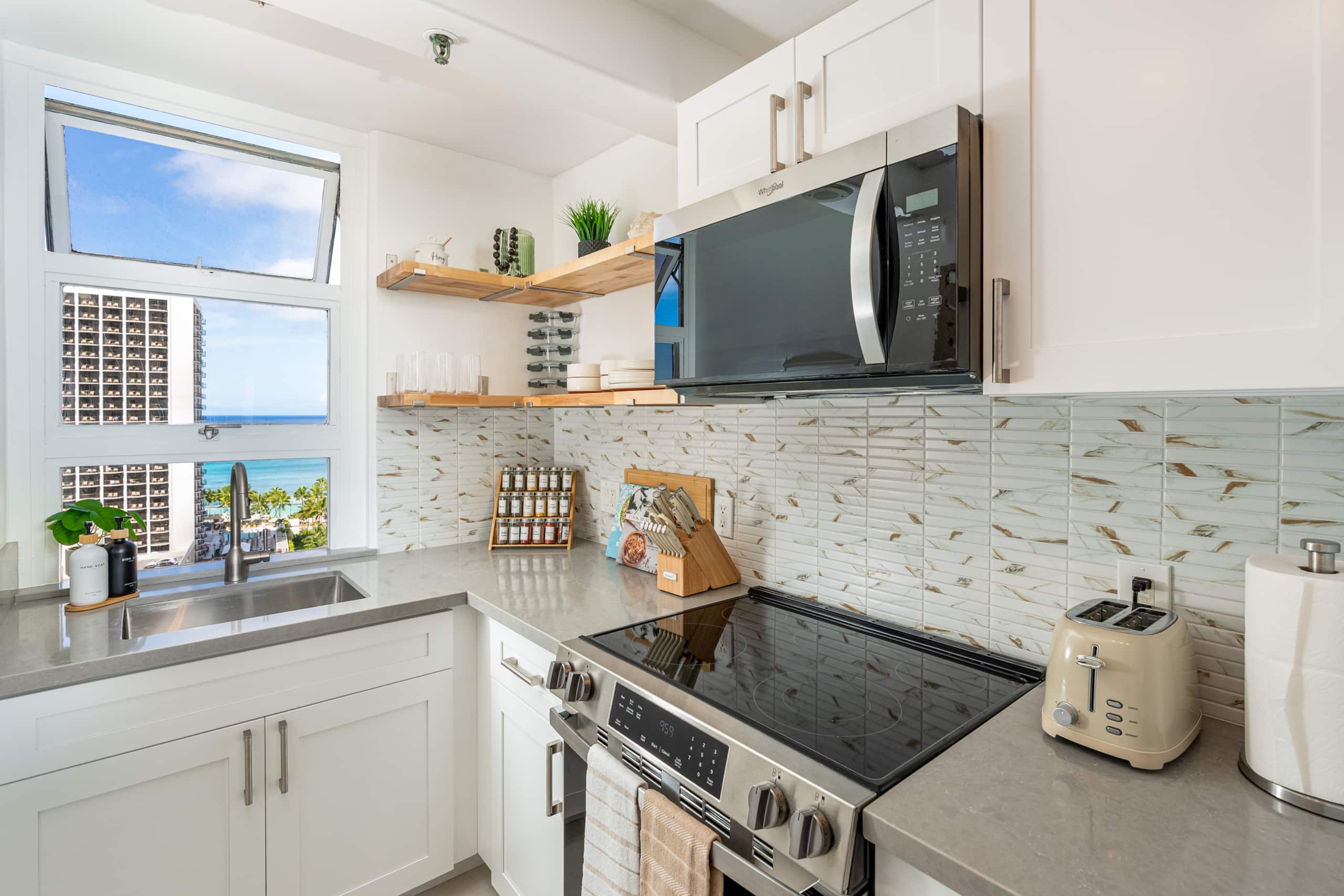 Newly Remodeled, Ocean Views, Free Parking - Image 9