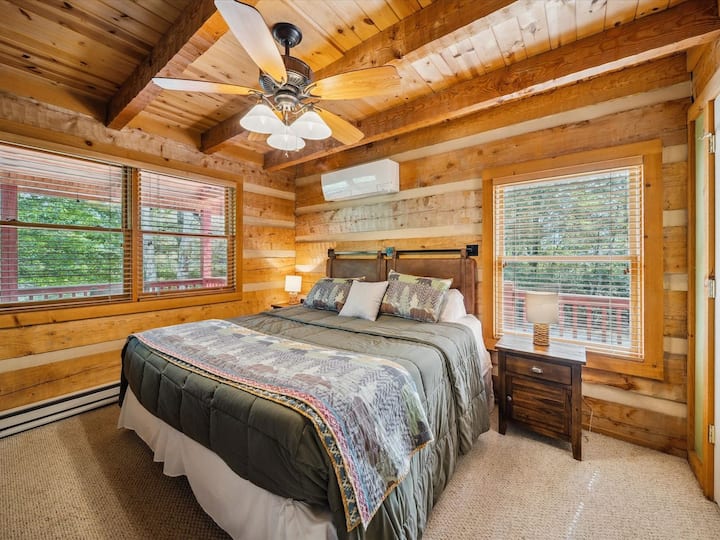 Cama tamaño king en la planta principal