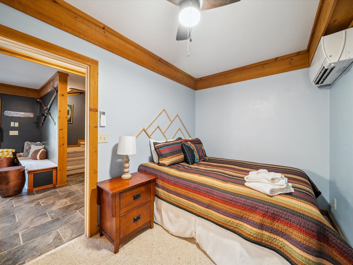 Queensize slaapkamer op benedenverdieping met eigen badkamer