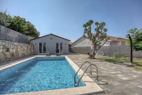 Romantic studio apartment with private pool
