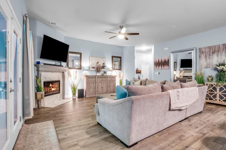 Hot Tub - River Nearby - Quiet Street - Bastrop, TX