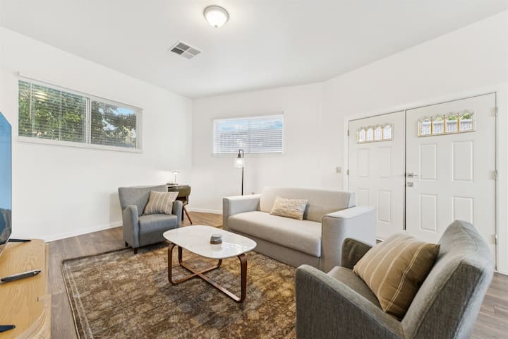 Relájate, recarga energías o diviértete en esta amplia sala de estar.  El sofá se despliega en un sofá cama.