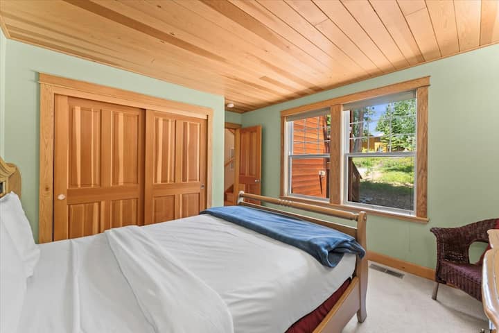 Საძინებელი 2: საწოლი 152 × 203 სმ, ქვედა სართული, კომოდი და კარადა