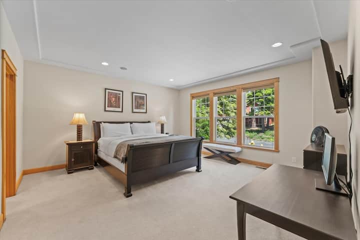 Საძინებელი 1: საწოლი დიდი ზომის, მთავარი იატაკი, სააბაზანო აბაზანითა და საშხაპით, სმარტ-ტელევიზორი