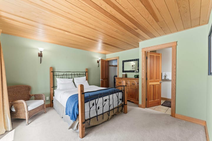 Საძინებელი 4: საწოლი 152 × 203 სმ, ქვედა სართული, სააბაზანო