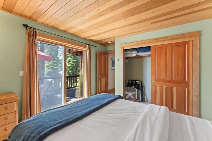 Საძინებელი 3: ორადგილიანი საწოლი, სრული ზომის საწოლი, ქვედა სართული, სასრიალო კარი ტერასაზე