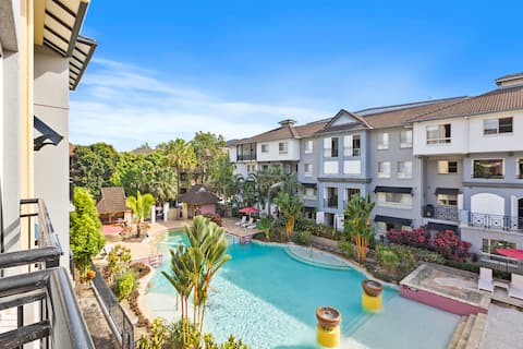 Lakeside Luxe Resort I 2BR I Pool I BBQ I Spa Bath