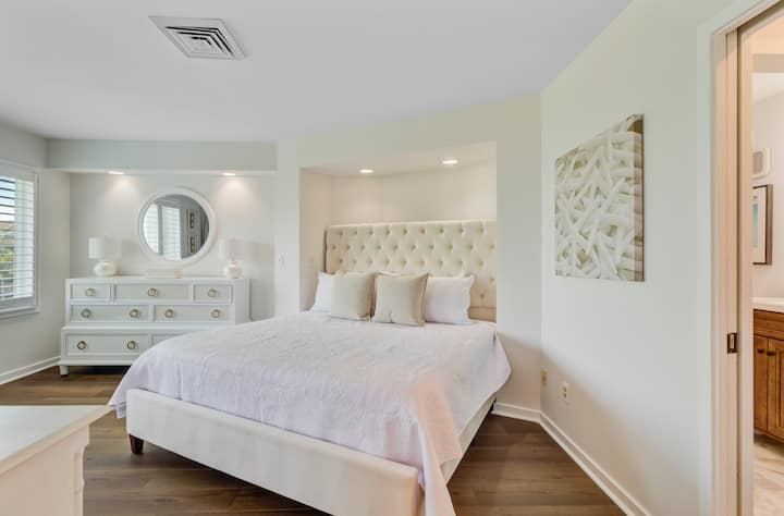 Chumba cha kulala cha msingi kina kitanda aina ya King, televisheni na ufikiaji wa roshani.