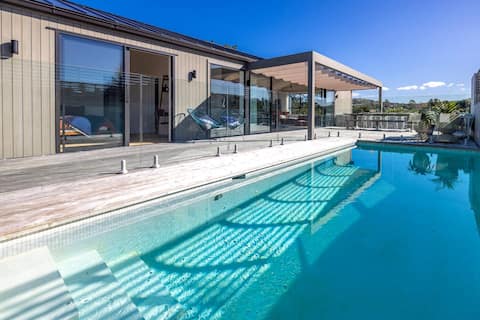 Maris - Walk to Oneroa with Pool