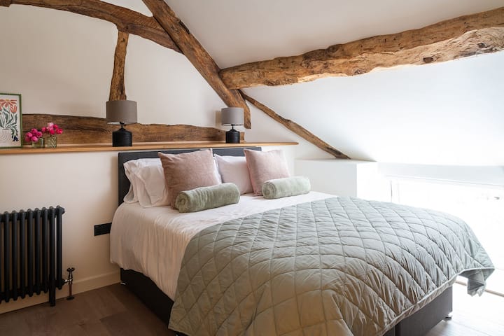 Un dormitorio tamaño king en Swn y Nant, Wrexham