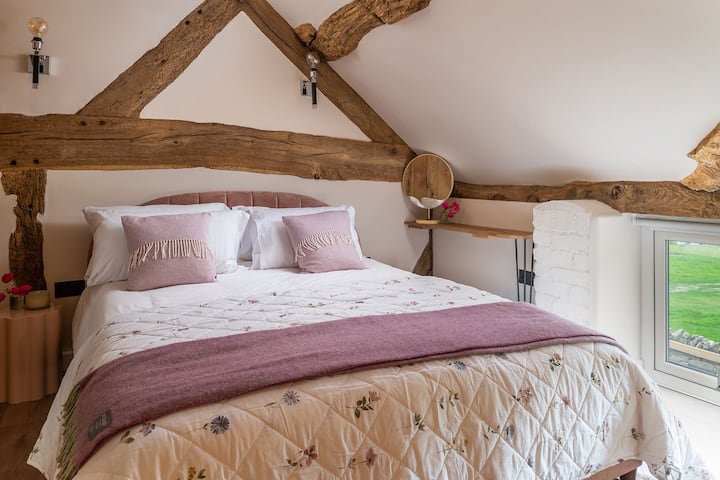 Un dormitorio tamaño king en Swn y Nant, Wrexham