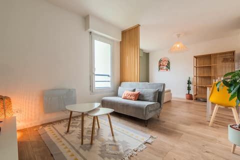 Popular Airbnb listing: Quiet studio with parking, close to metro in Bois Blancs