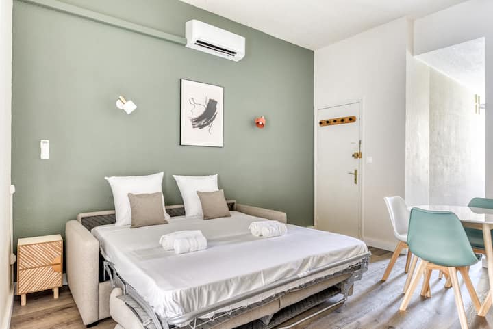 Udoban dnevni boravak
Sofa na razvlačenje s pravim madracem – 160*200 
Posteljina je uključena
Reverzibilni klima-uređaj
Netflix 