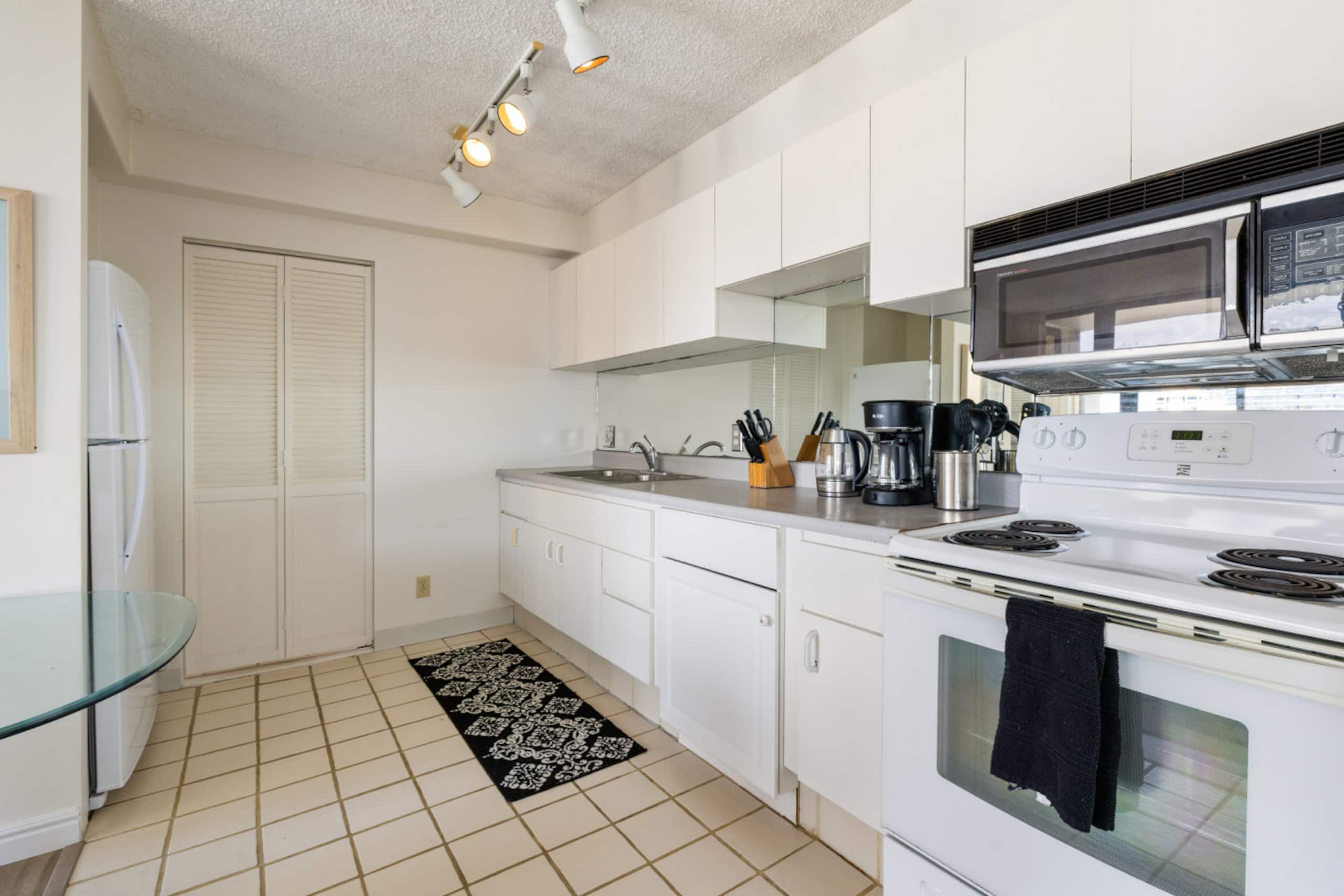 Condo in Honolulu · ★4.73 · 1 bedroom · 1 bed · 1 private bath - Image 12