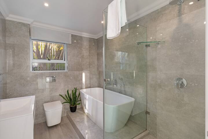 Elegant Coastal Villa with Ocean Views gallery image 4