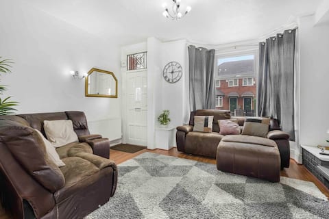 Popular Airbnb listing: GuestReady Essential - Cosy in Vibrant Levenshulme in Levenshulme