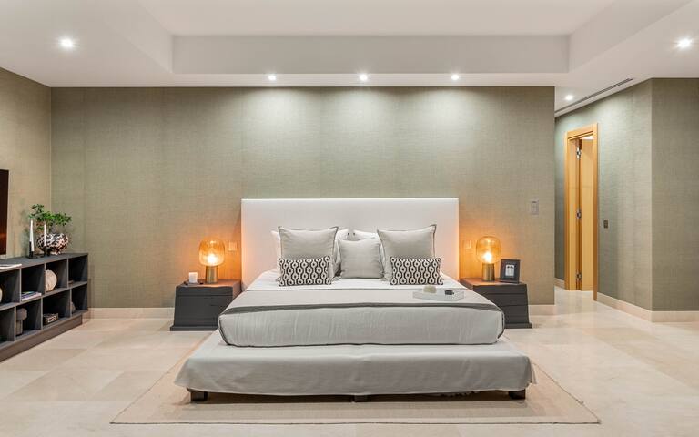 Elegant 6-Bedroom Villa in Marbella with Sea Views