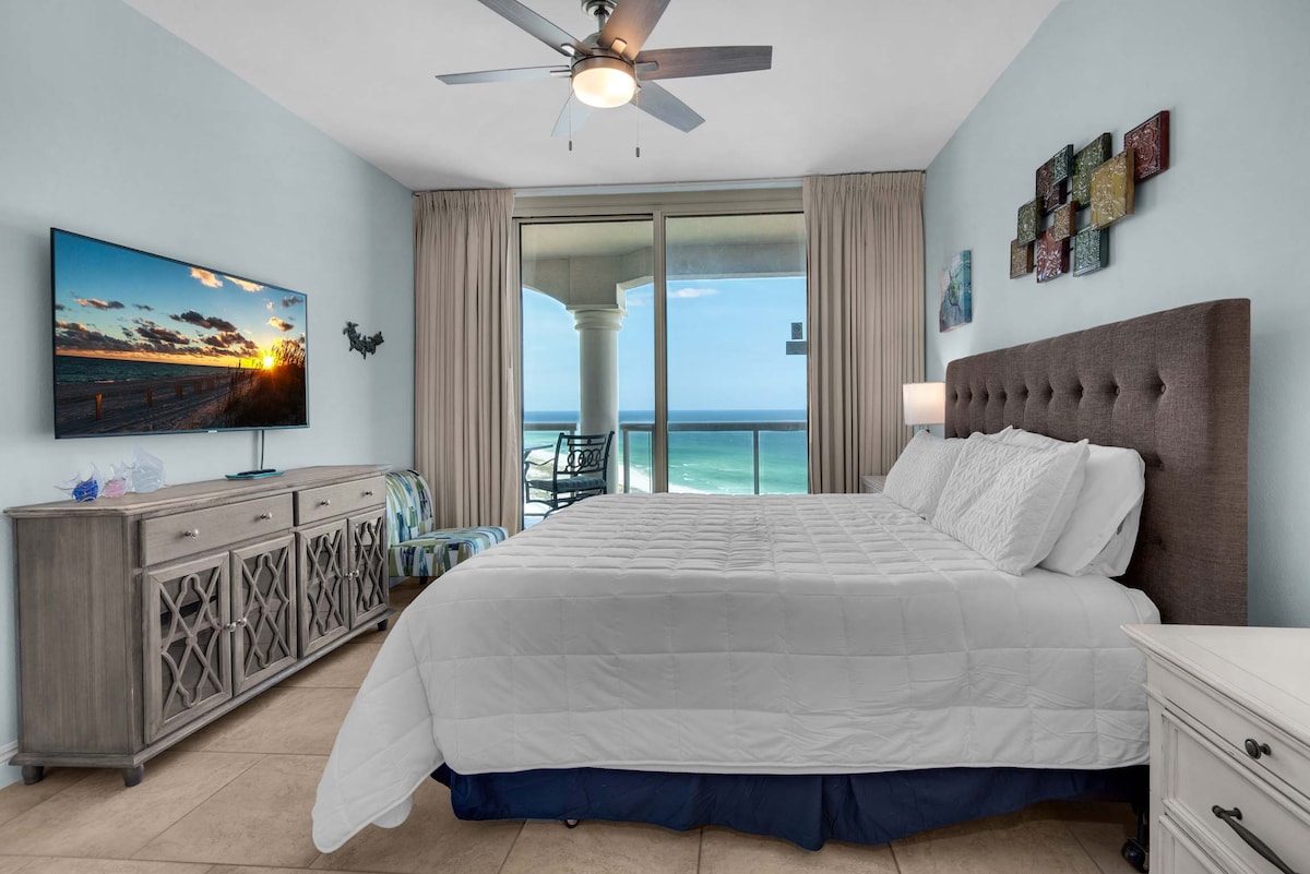 חדר שינה ראשי עם טלוויזיה עם מסך שטוח וגישה למרפסת