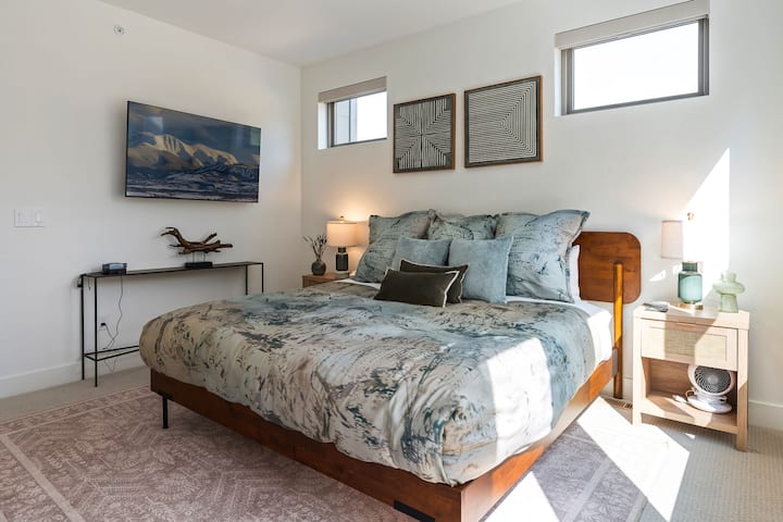 Hlavná spálňa s manželskou posteľou a televízorom s vysokým rozlíšením