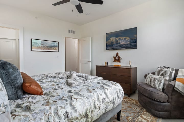 Hosťovská spálňa s manželskou posteľou a televízorom s vysokým rozlíšením