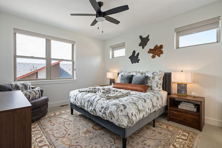 Hosťovská spálňa s veľkou manželskou posteľou