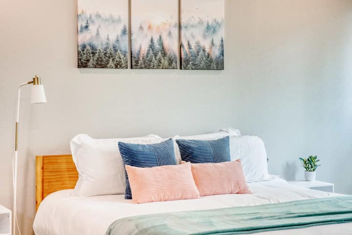 Suite principal serena con cama tamaño king, sábanas premium y baño privado.