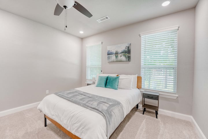 Dormitorio soleado con cama de matrimonio y decoración en tonos azules relajantes.