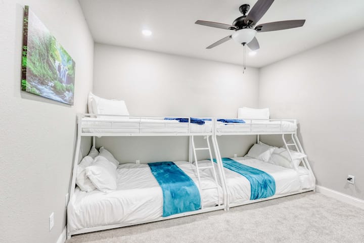 Amplia y serena, esta habitación con literas ofrece un refugio cómodo para las aventuras de una familia. Una combinación perfecta de funcionalidad y estilo.