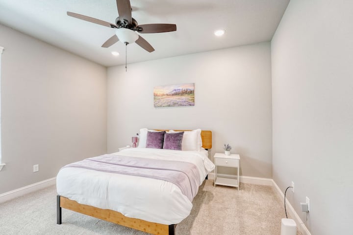 El minimalismo moderno se encuentra con una comodidad acogedora. Este dormitorio irradia serenidad.