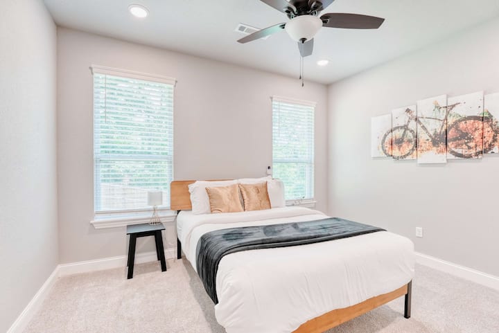 El minimalismo moderno se une al estilo sin esfuerzo. Este dormitorio irradia paz.