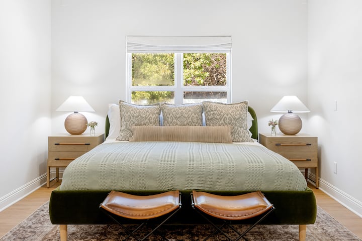 La camera da letto 3 presenta un letto king-size e una TV.