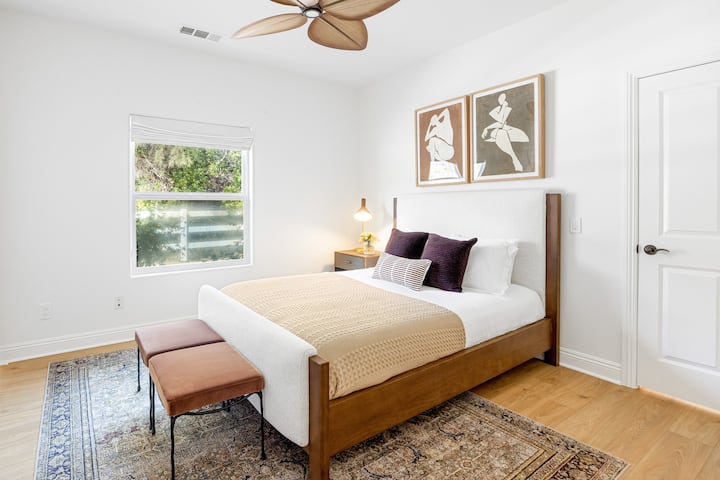 La camera da letto 5 è dotata di letto a due piazze, bagno in comune e TV.