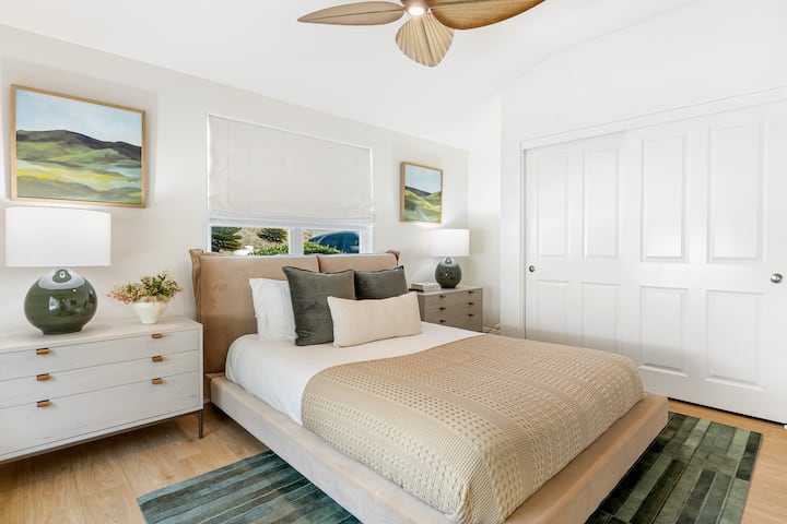 La camera da letto 6 dispone di un letto matrimoniale e di una TV.