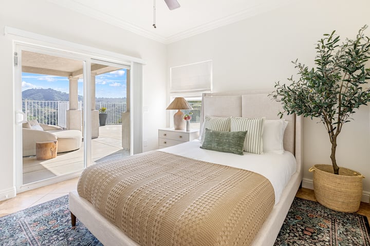 La camera 2 dispone di un letto matrimoniale e di una TV.