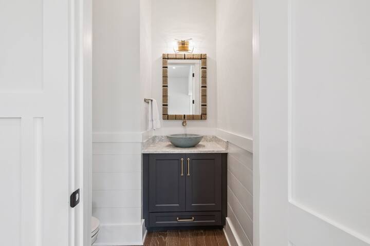 Stunning brand-new getaway w/private pool and spa