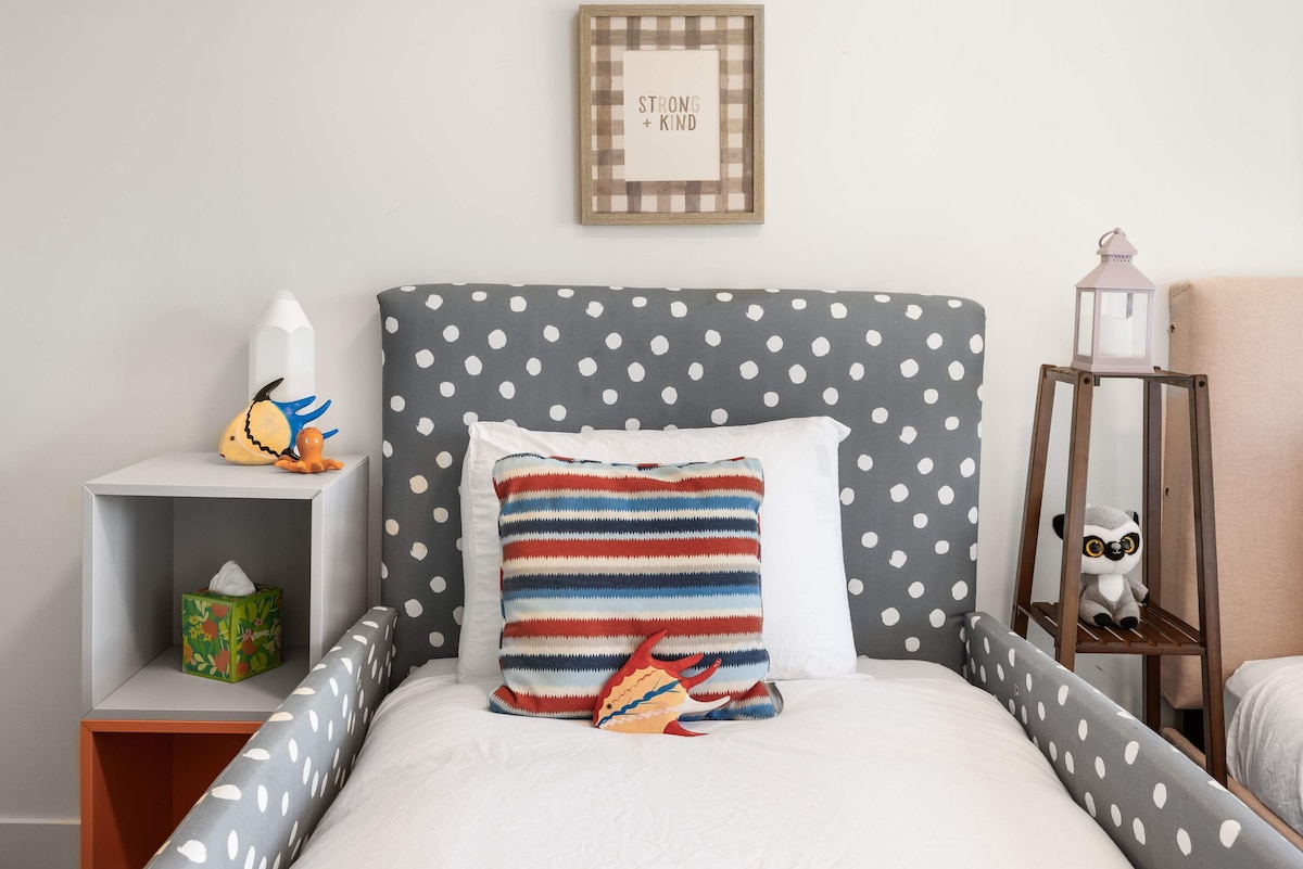 Легло на точки с произведения на изкуството, където историите за морски същества придружават децата през нощта.