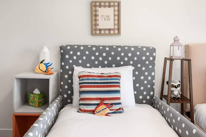 Krevet s točkastim uzorkom i umjetničkim detaljima gdje djeca mogu uživati u pričama o morskim životinjama.