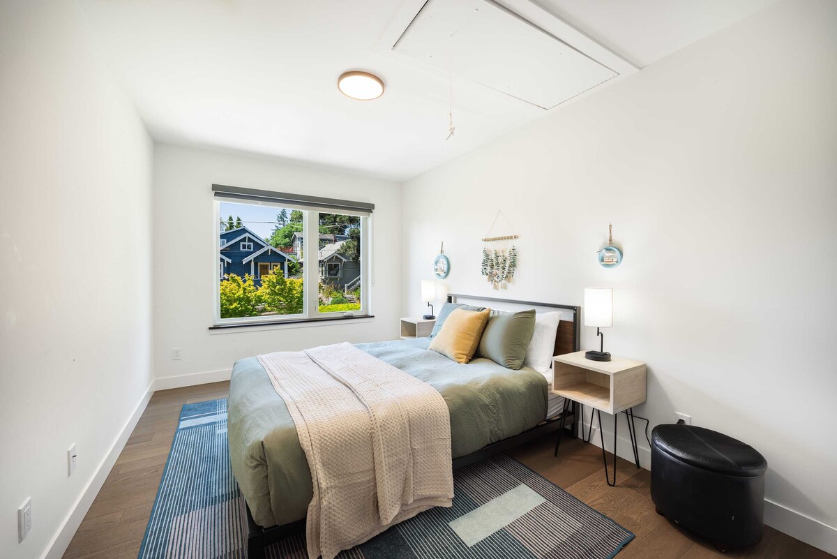 Прохладна бяла спалня със светлозелено спално бельо, идеална за мързеливи неделни сутрини.