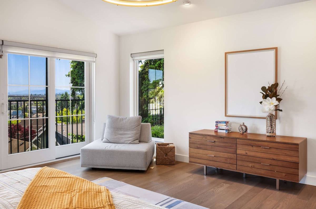 Осветен от слънцето фотьойл до прозореца, идеален за кафе и четене.