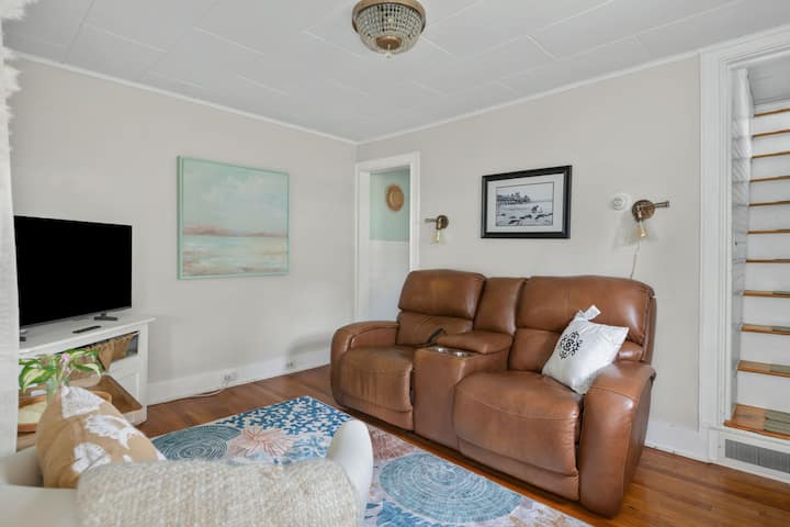 Charming Centrally Located Seaside Retreat - Biddeford, ME