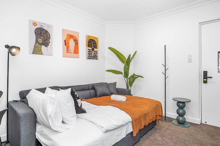 Dobro došli u svoje svijetlo utočište! Ovaj studio nudi višenamjensku sofu na razvlačenje, a u njemu se nalaze i moderna umjetnička djela te dobro osmišljeni sadržaji.