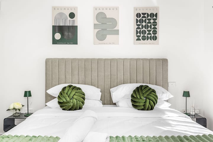 Čeka vas mirna spavaća soba! Uživajte u udobnom krevetu sa šik uzglavljem i umjetničkim tapetama. Osmišljeno za vrhunsko opuštanje. 