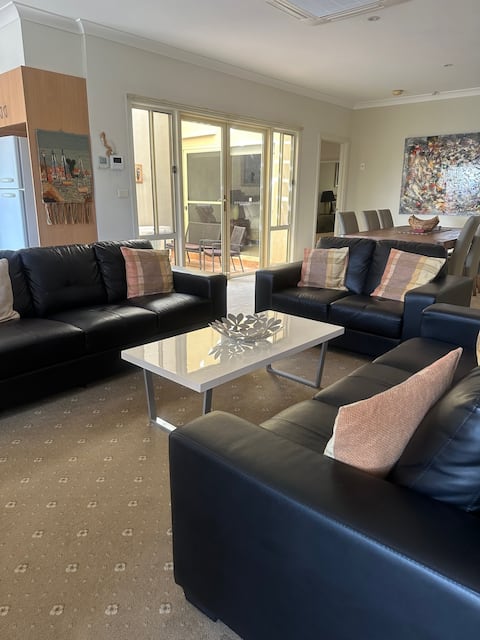Spacious Williamstown Apartment with Free Parking