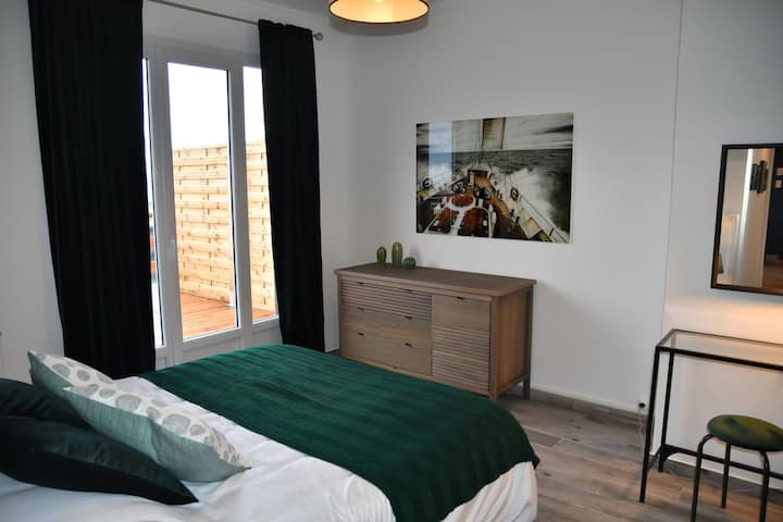 Zimmer mit Bürobereich