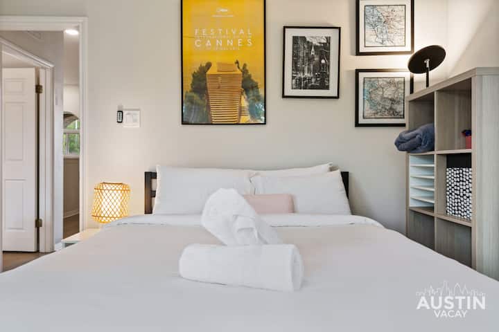 سرير بحجم كوين، متوج ببياضات فندقية مخصصة. مناسب للملوك، منفوش للأحلام.