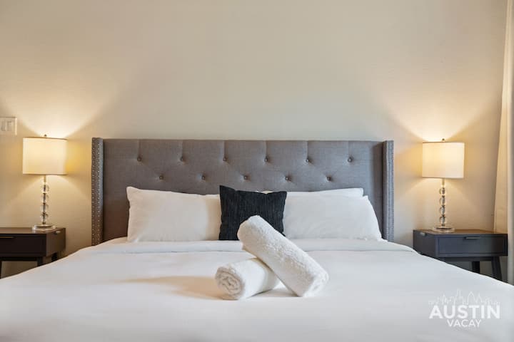 بياضات مخصصة. راحة بحجم كينج. هذا السرير لا يفسدك فقط، بل يتوجك.