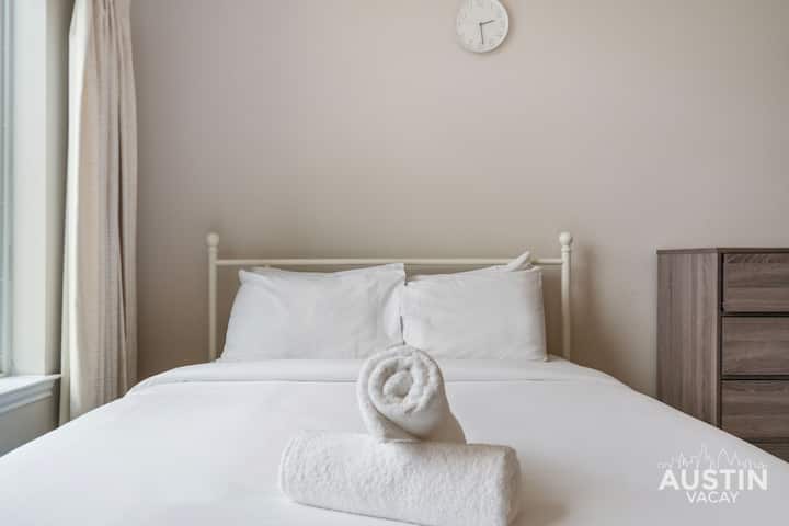 بياضات فاخرة مخصصة على سرير كبير جدًا، ستقسم أن خدمة الغرف على بعد مسافة قصيرة.