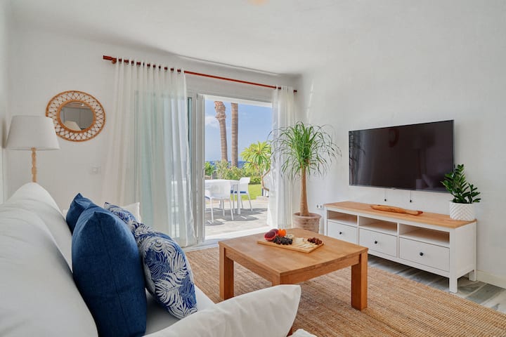 Bright Oceanfront Bungalow: Views, Coastal Style - Tenerife