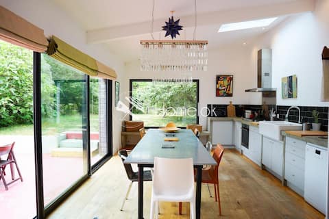 Beautiful architect's house in the heart of Lomener