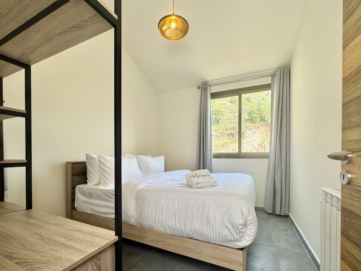 חדר שינה ראשון עם מיטה זוגית